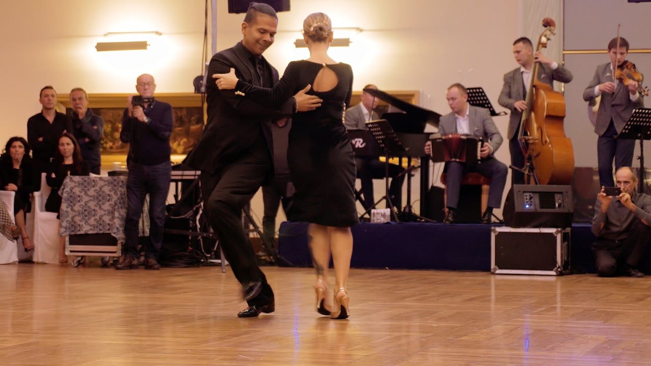 Sebastian Arce and Mariana Montes – Sacale punta by Tango en vivo preview picture