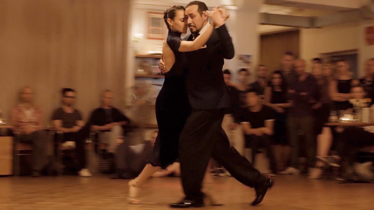 Elvira Lambo and Sebastian Alzogaray – Pocas palabras Video Preview Picture