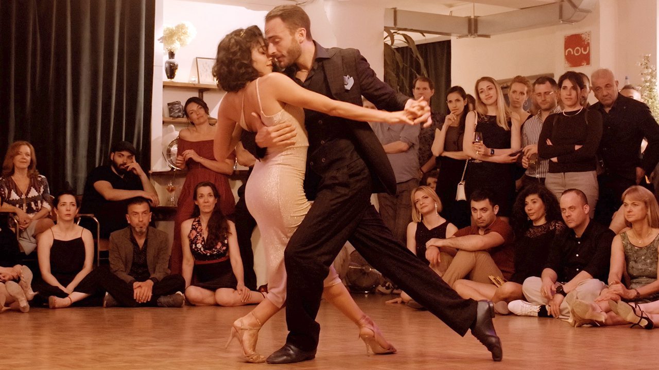 Lorena Tarantino and Gianpiero Galdi – Mis amores de ayer Video Preview Picture